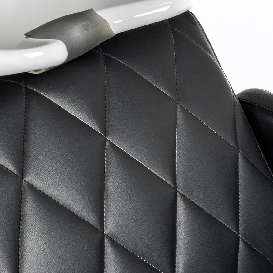 Encosto de cadeira de escritório preta com costura em X e suporte branco