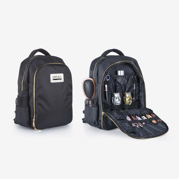 Mochilas negras com zíper dourado, uma aberta mostrando organização interna para acessórios de barbear.