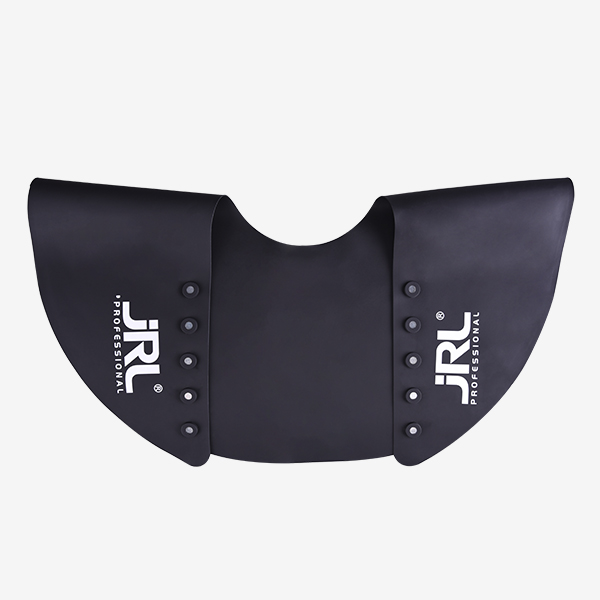 Protetor de pescoço preto com texto branco e botões para ajuste