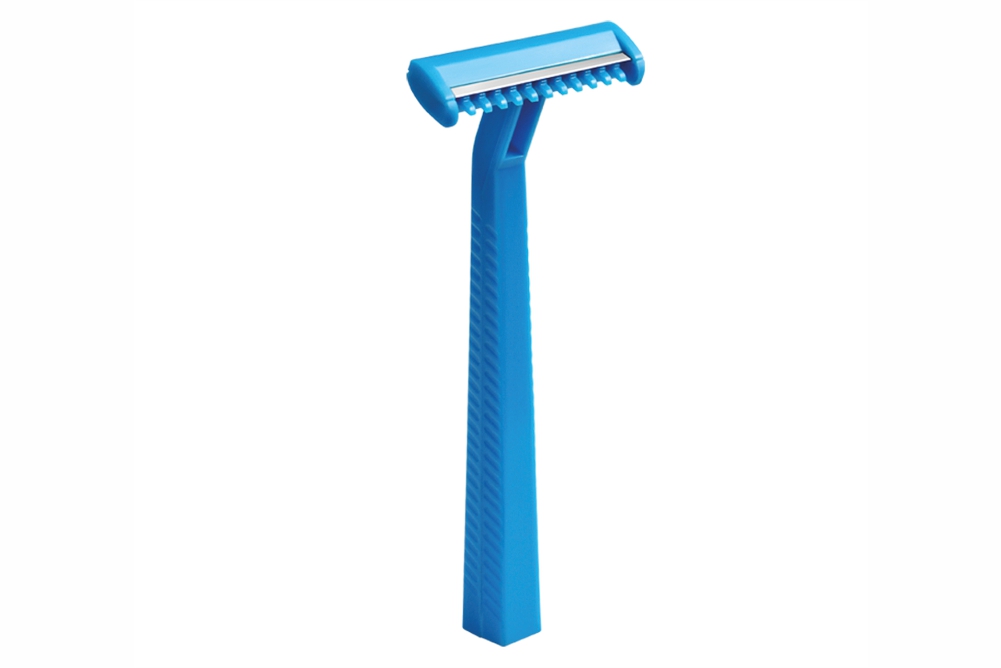 Aparelho de barbear descartável azul isolado