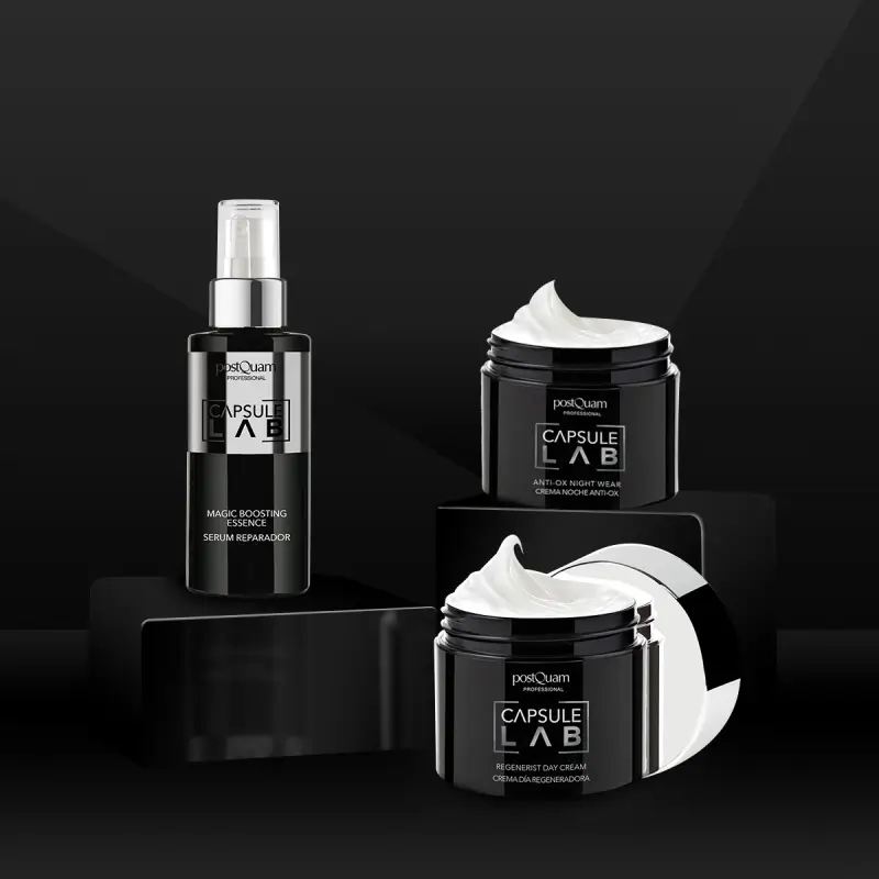 Conjunto de produtos cosméticos Capsule Lab em frascos pretos com etiquetas brancas em fundo preto