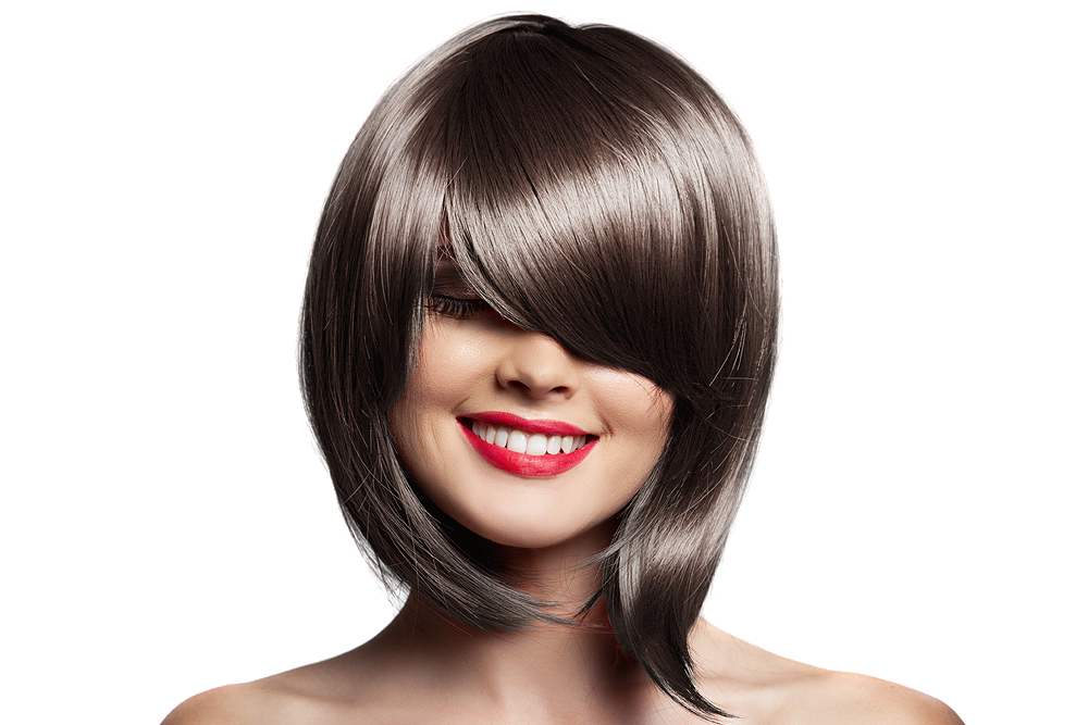 Modelo a usar peruca castanho escuro com corte moderno e volumoso