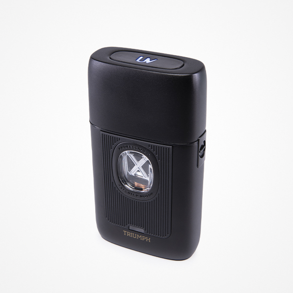 Isqueiro preto Triumph com janela e botão com número 21