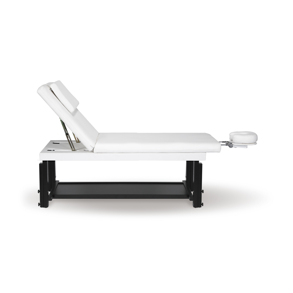 Cama de massagem branca com estrutura preta e apoio de cabeça ajustável num fundo branco
