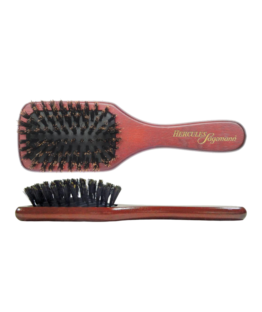 Escova de cabelo de madeira com cerdas negras e douradas e cabo em madeira com texto dourado