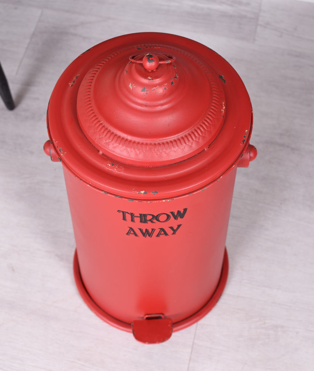 Lixeira metálica vermelha com texto 'THROW AWAY' e tampa com pedal
