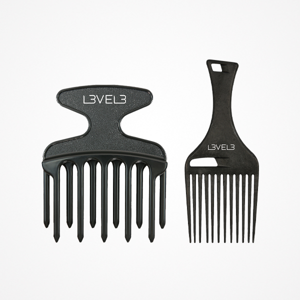 Dois pentes pretos de plástico com dentes largos e a marca LV3L3 em fundo branco