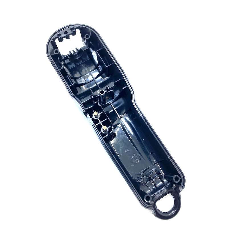 Parte traseira preta de controlo remoto com compartimentos para pilhas