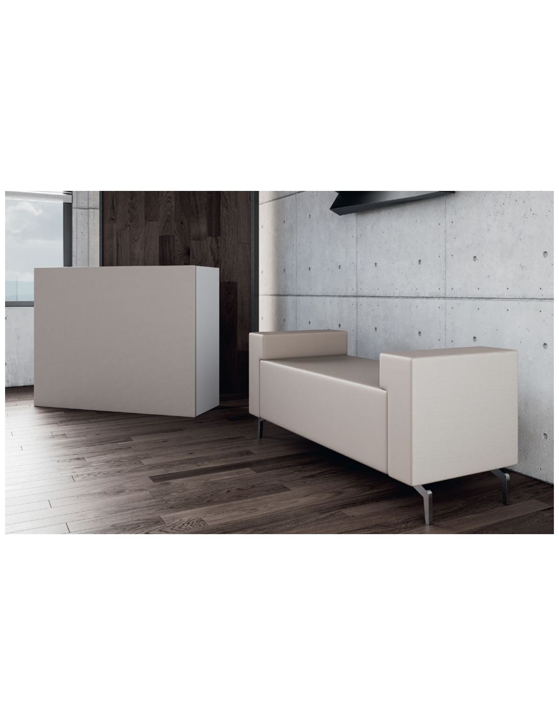 Sofá bege com pernas metálicas em sala moderna com parede de cimento e chão de madeira escura