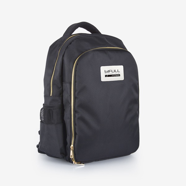 Mochila preta com fechos dourados e etiqueta branca bifull