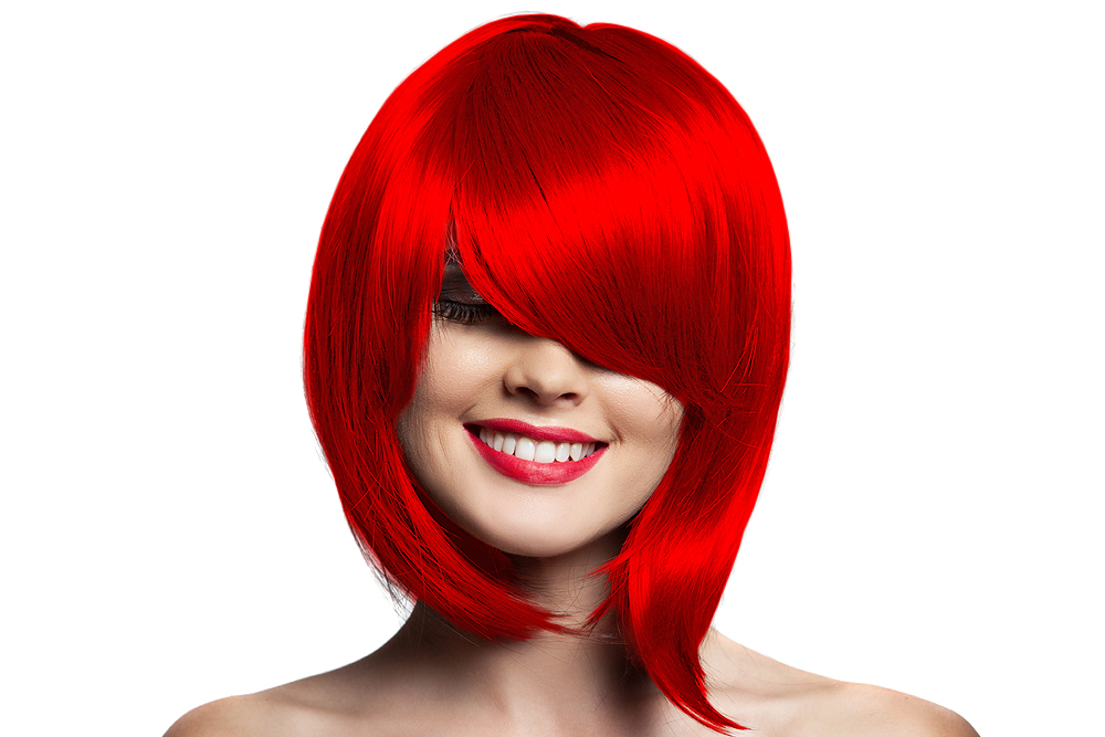 Mulher com cabelo vermelho vibrante cobrindo um olho