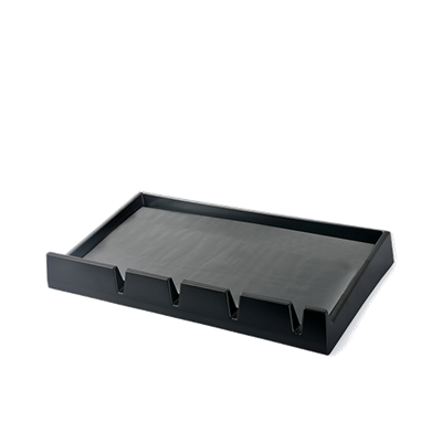 Bandeja preta de plástico com quatro divisórias e bordas elevadas