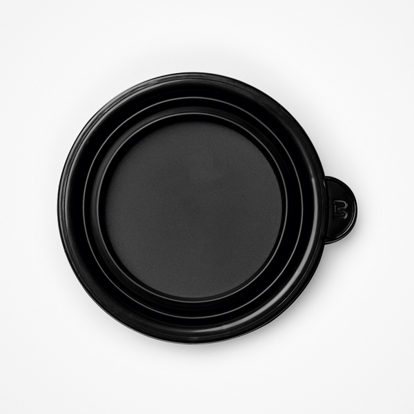 Prato cerâmico redondo preto com aba lateral e símbolo 'B'