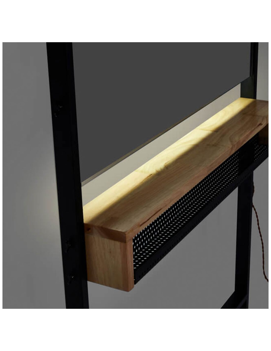 Prateleira de madeira com luz e suporte metálico preto