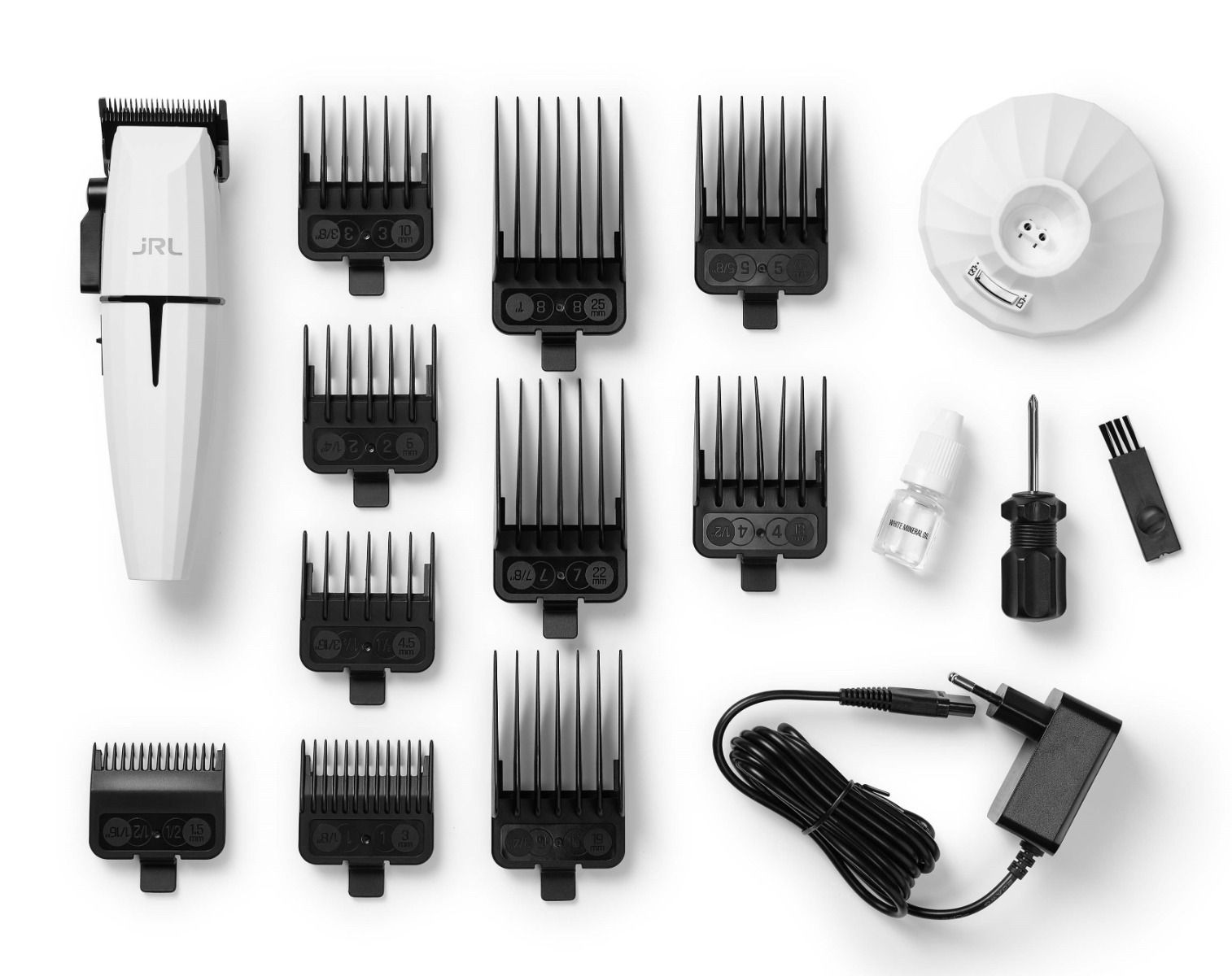 Máquina de cortar cabelo branca com acessórios diversos sobre fundo branco