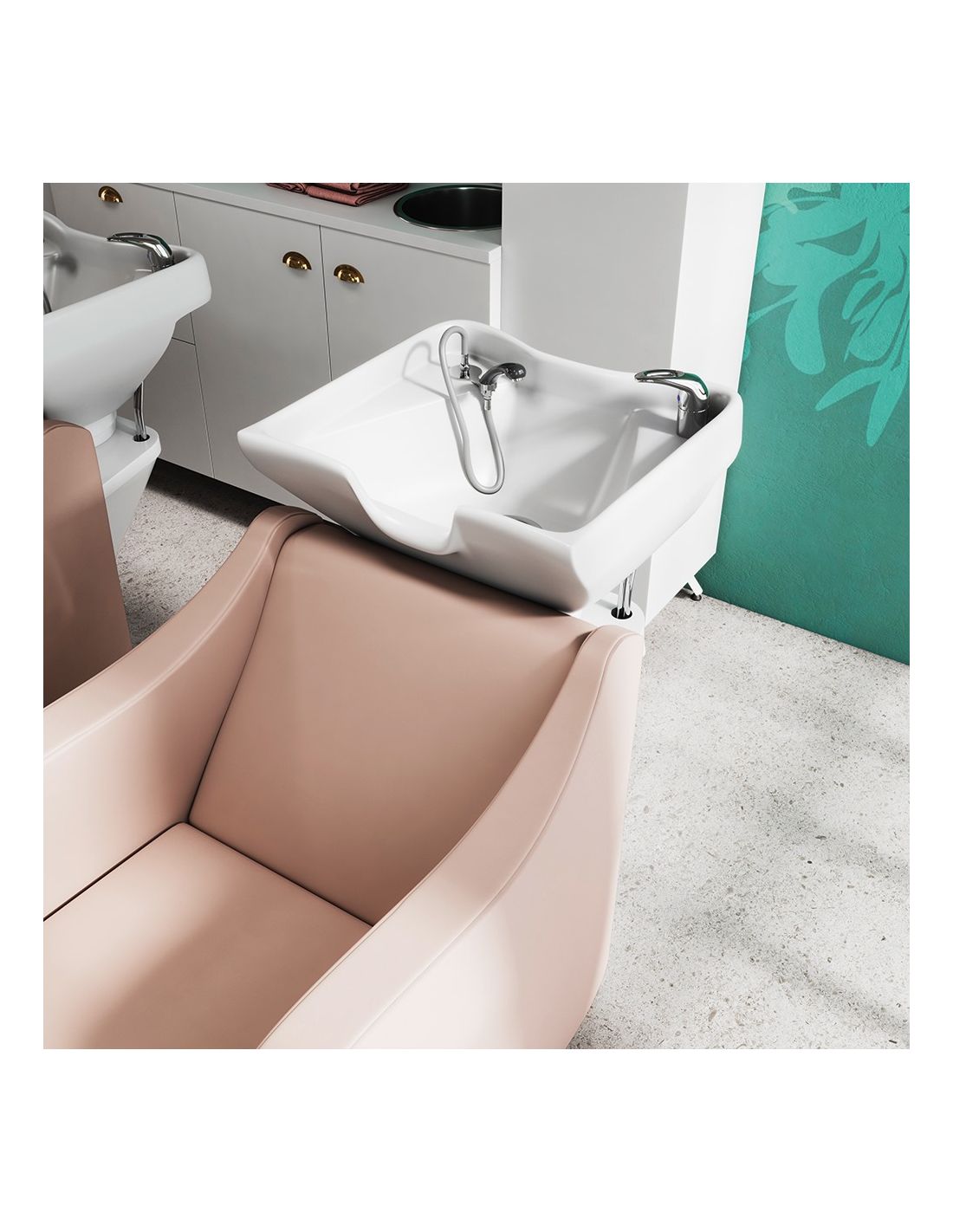 Cadeira bege claro com lavatório branco de salão e torneira