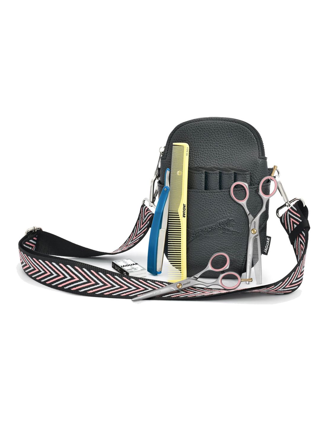 Conjunto de ferramentas de cabeleireiro com tesouras, pente, navalhete e bolsa preta com alça decorativa.