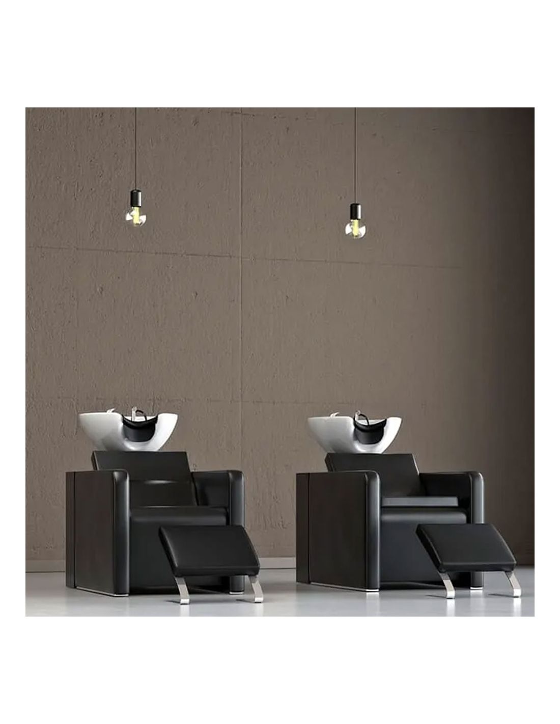 Duas cadeiras de cabeleireiro pretas com lava-cabeças brancos numa sala com parede cinza texturizada e duas lâmpadas pendentes.
