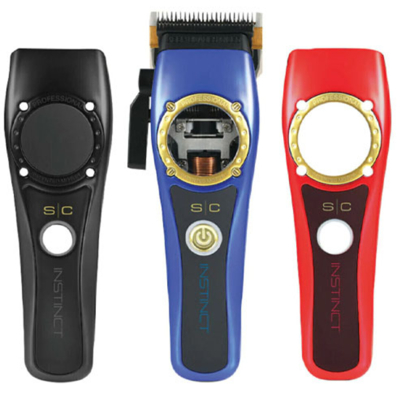 Três máquinas de barbear SC INSTINCT preta, azul e vermelha com detalhes dourados e botões brancos.