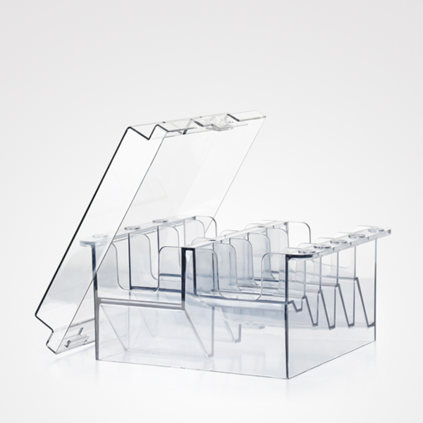 Estojo transparente em plástico rígido com tampa aberta e compartimentos internos
