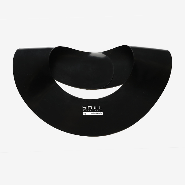 Produto preto semicircular com etiqueta BIFULL professional sobre fundo branco