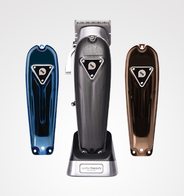 Três máquinas de corte de cabelo metálicas em diferentes cores sobre fundo branco