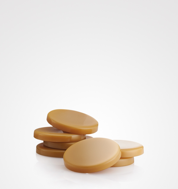 Pastilhas redondas bege sobre superfície branca