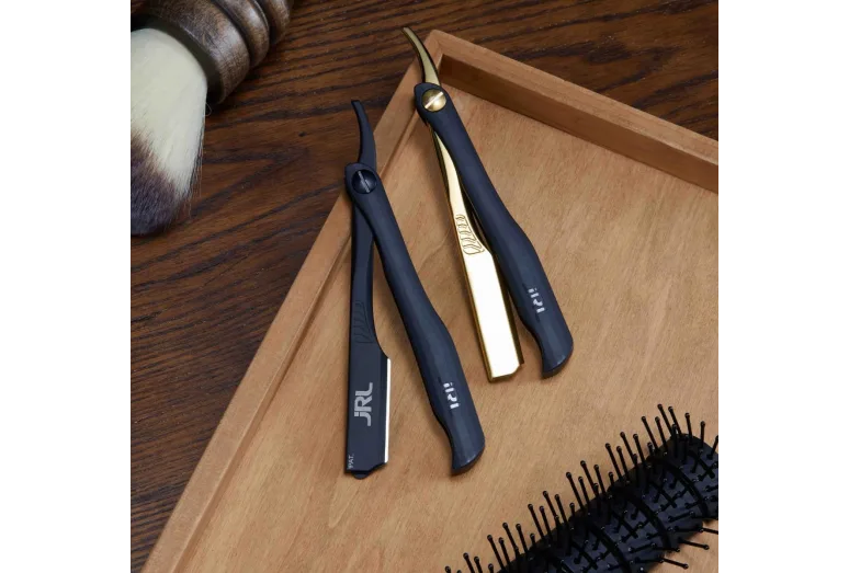 Duas navalhas de barbear em tabuleiro de madeira com escova de cabelo e pincel de barba