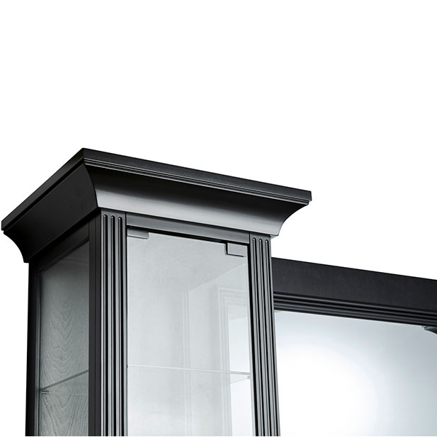 Vitrine de madeira preta com portas de vidro e molduras clássicas