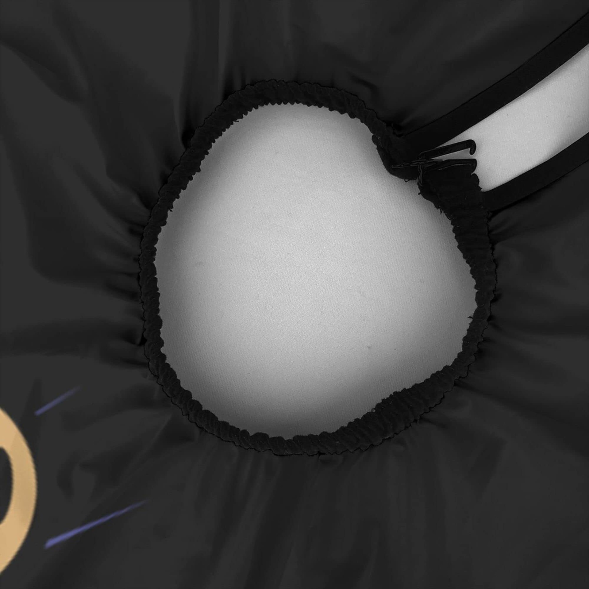 tecido preto com alça elástica e costura franzida com fundo cinza