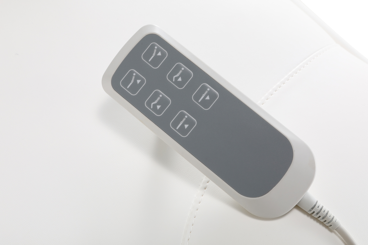 Comando remoto branco e cinza com botões