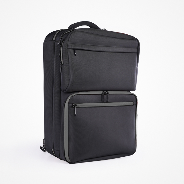 Mochila preta com compartimentos e fechos de correr em fundo branco