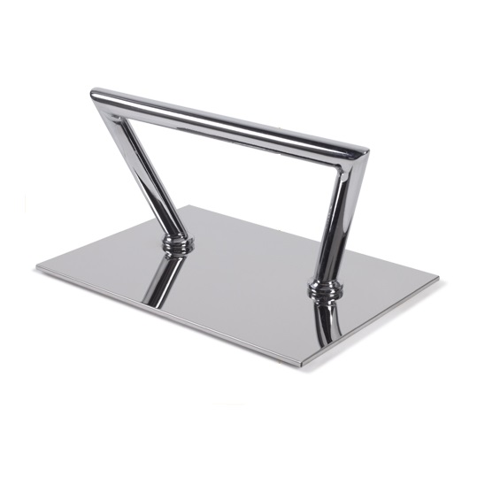 Base retangular e pega angular em metal cromado prateado