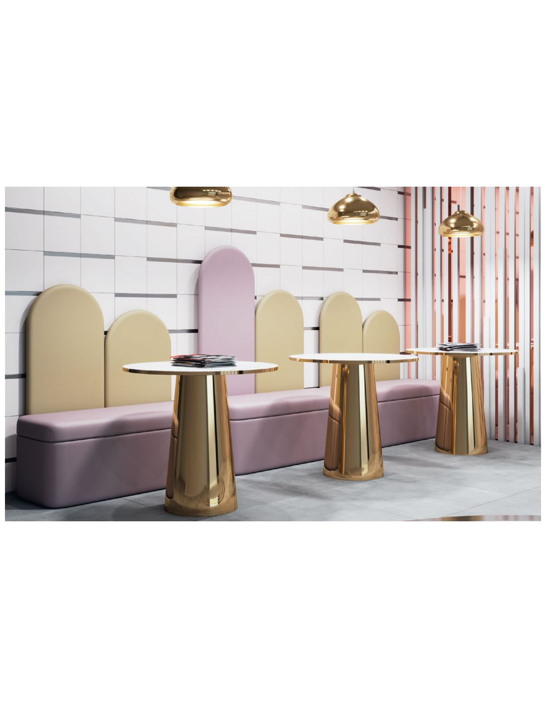 Espaço interior com banco estofado rosa e bege, mesas redondas com bases douradas e iluminação suspensa dourada