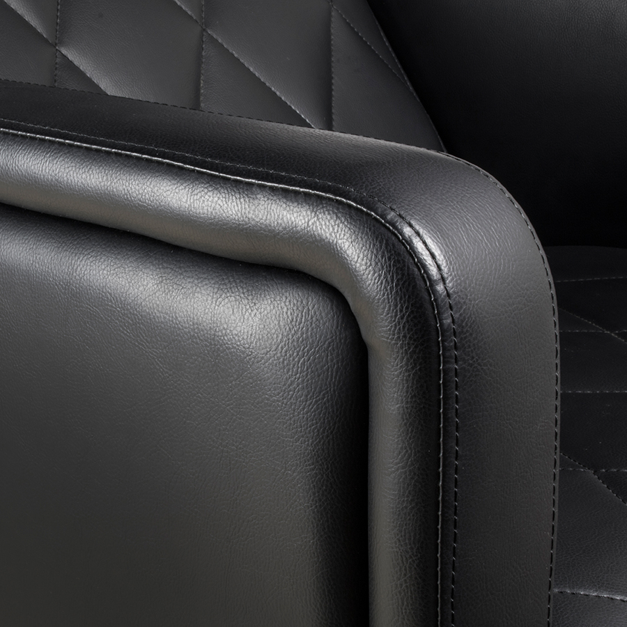 Braço e assento de cadeira de couro preto com costuras acolchoadas