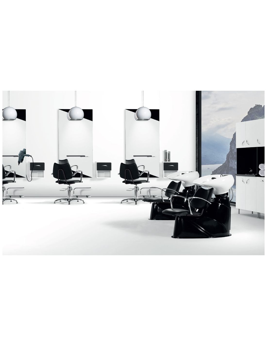 Salão de cabeleireiro com cadeiras pretas e lavatórios brancos, espelhos grandes e iluminação suspendida branca.