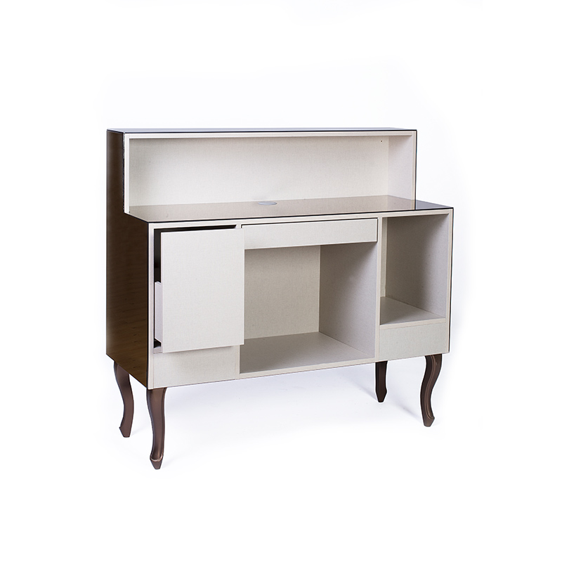 Móvel de madeira castanho escuro com interior cinza claro e pés curvos