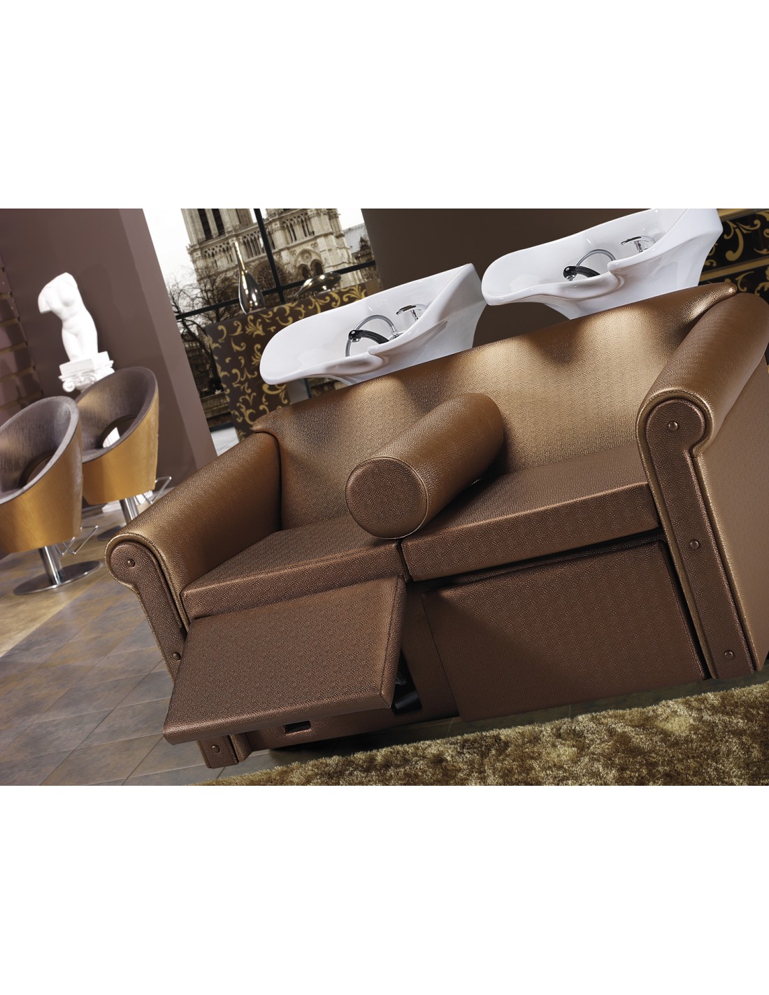 Cadeira de salão de cabeleireiro castanha com cubetas brancas para lavagem de cabelo