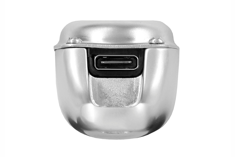 Carcaça metálica prateada com porta USB-C