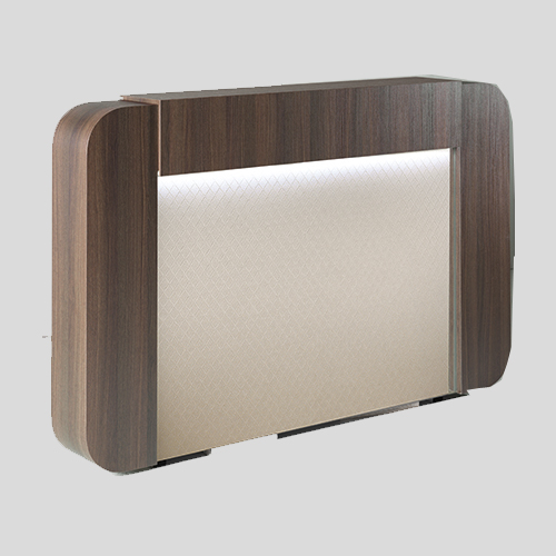 Cabeceira de cama em madeira com painel bege acolchoado e luz LED