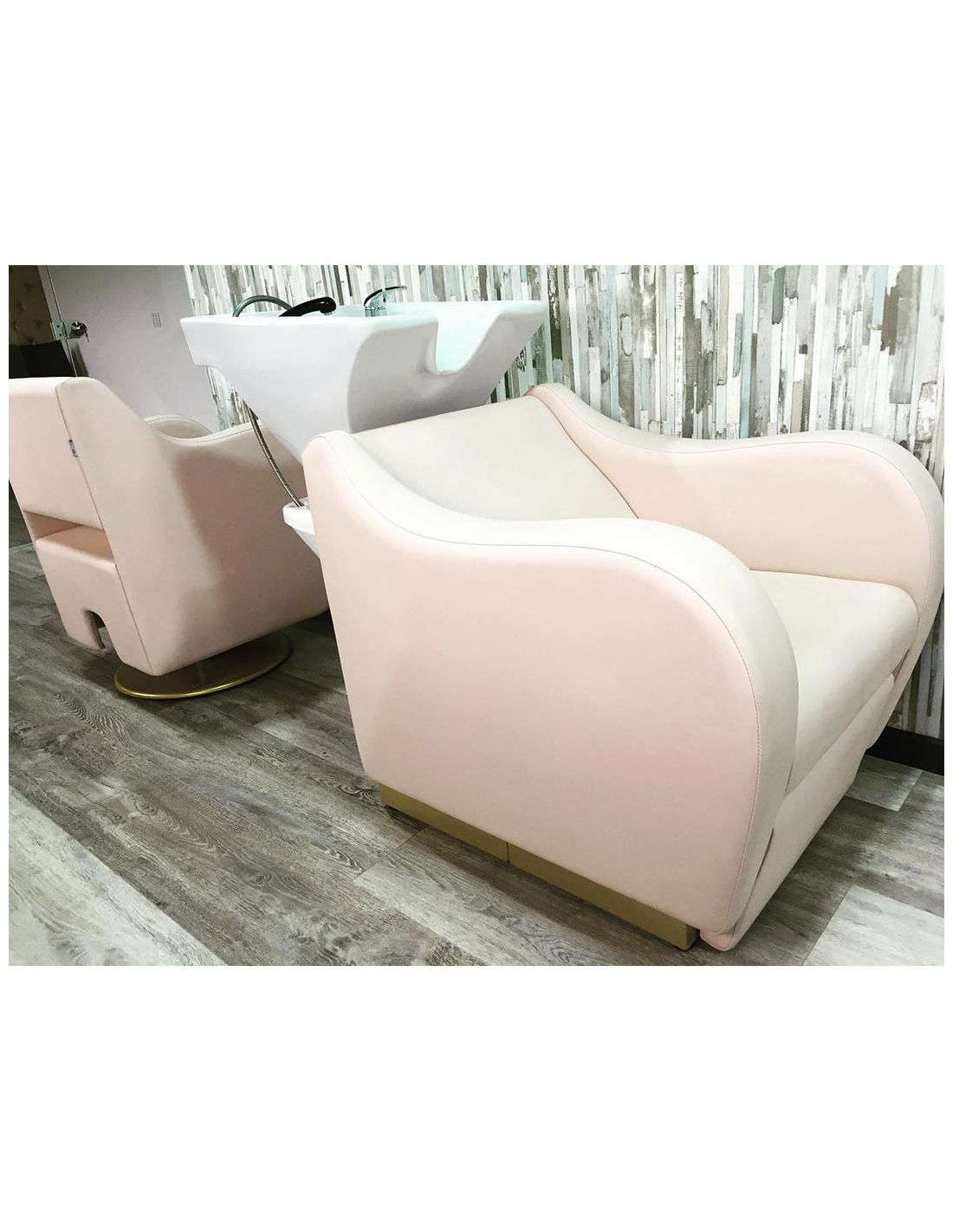 cadeiras de salão creme com lavatório branco em sala com chão madeira clara