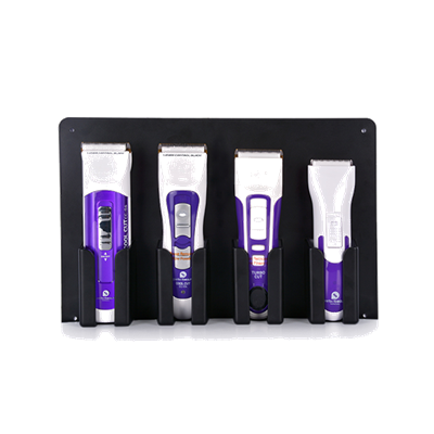 Quatro máquinas de cortar cabelo elétricas roxas e brancas em suportes pretos organizadores.