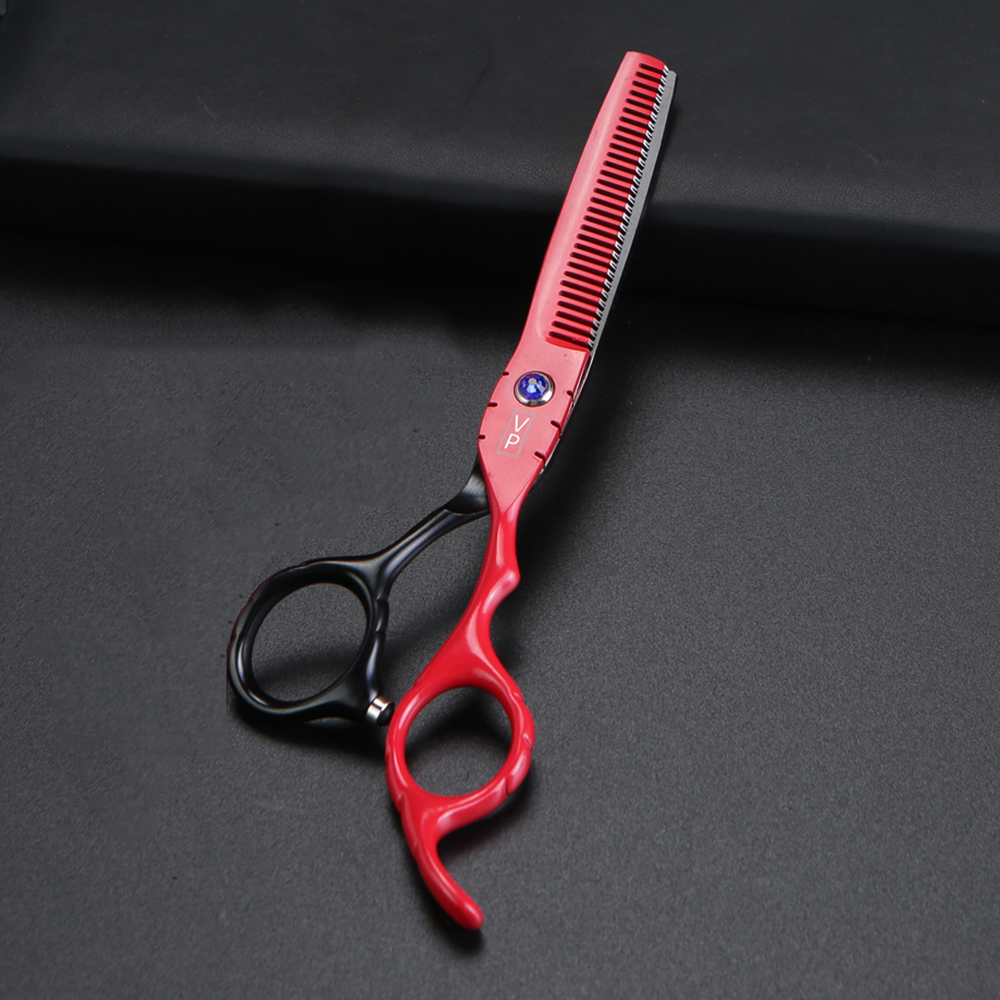 Tesoura de cabeleireiro vermelha e preta sobre superfície preta