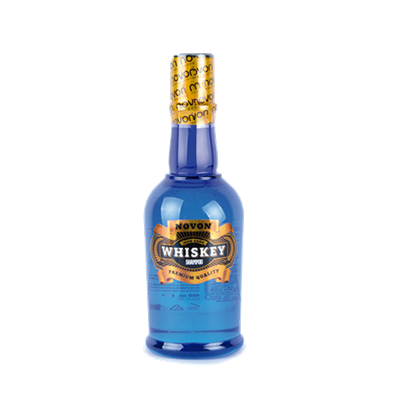 Garrafa azul de vidro com rótulo amarelo e texto de shampoo de whiskey