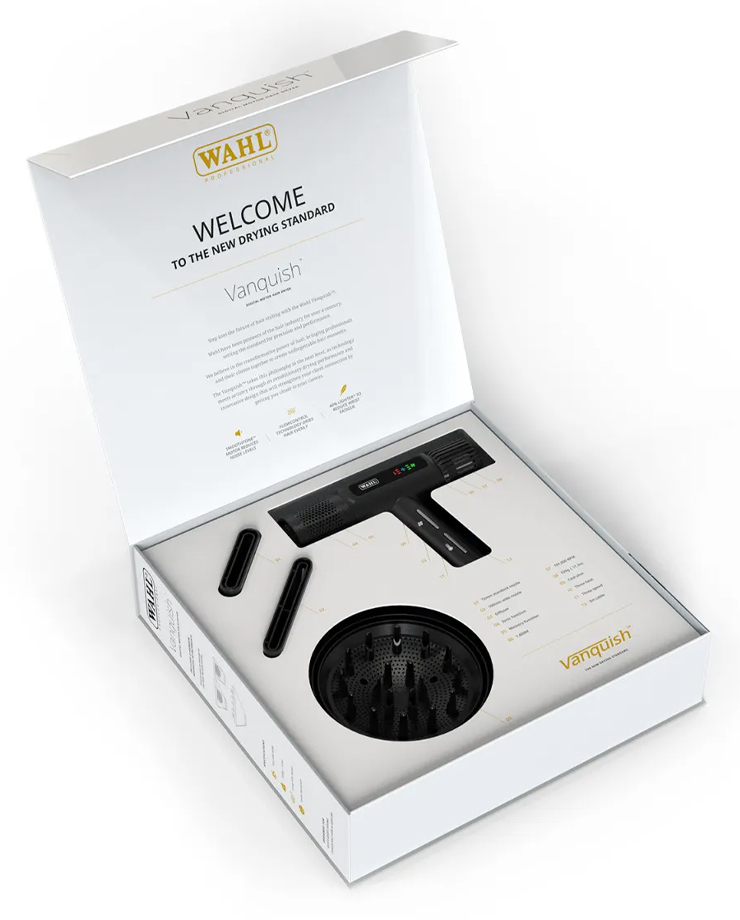 Caixa aberta com secador de cabelo preto e acessórios em fundo branco