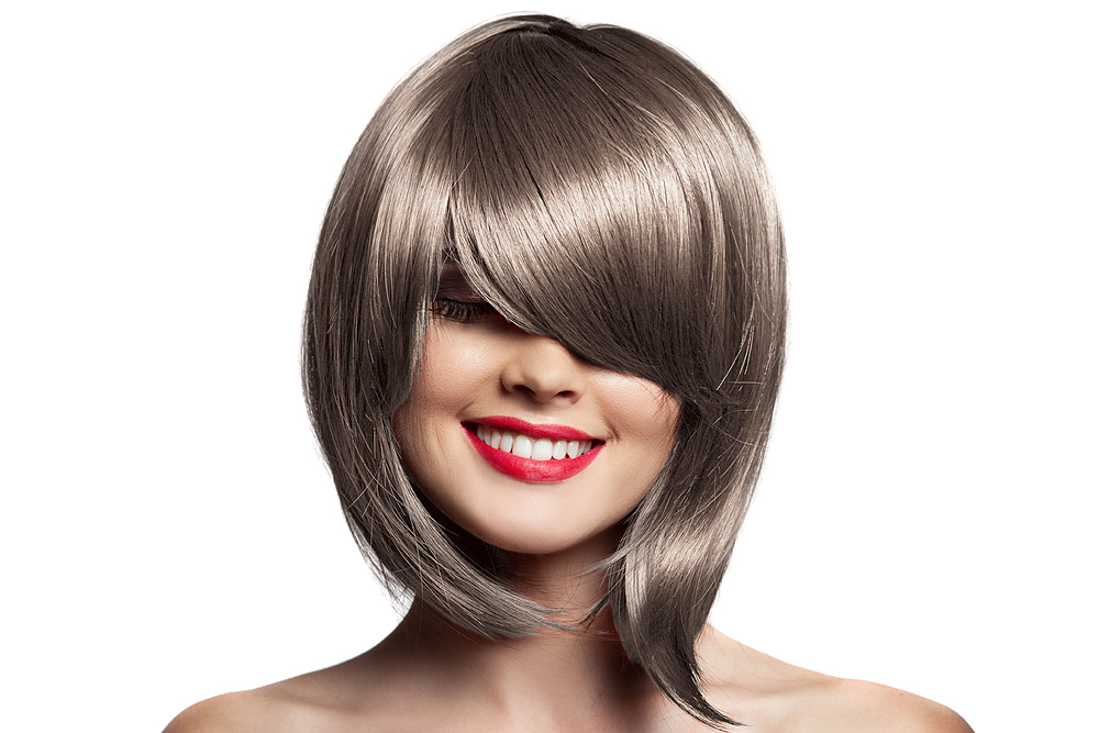 Mulher com peruca sintética castanho acinzentado e corte curto