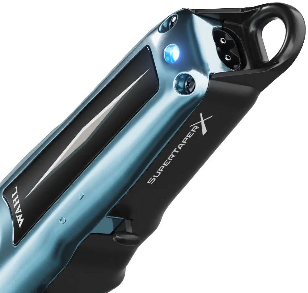 Aparelho cortador de cabelo azul metálico e preto WAHL SUPER TAPER X com luz azul acesa
