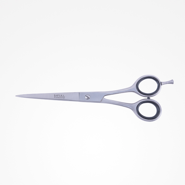 Tesoura de cabelo de metal com alças pretas sobre fundo branco