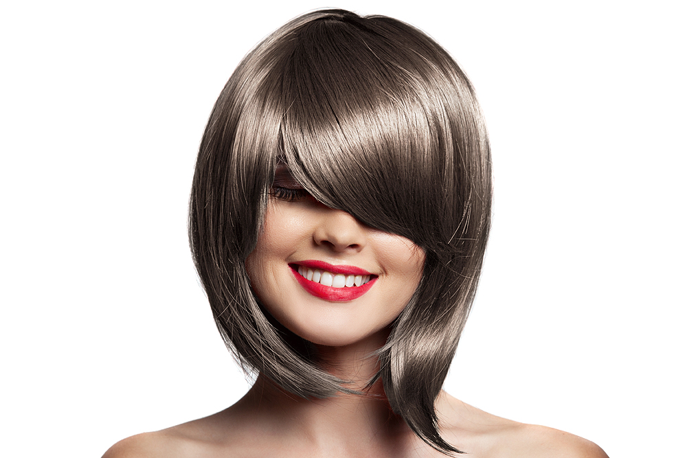 Mulher com peruca castanha clara de corte assimétrico e franja longa