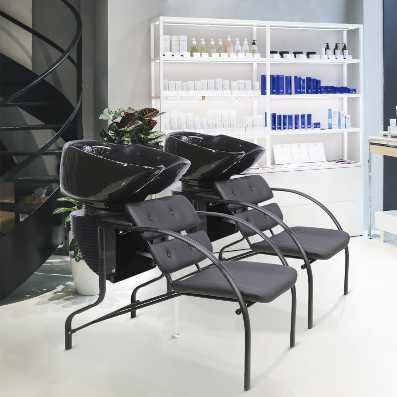 Dois lavatórios pretos com cadeiras cinzentas em salão de beleza moderno
